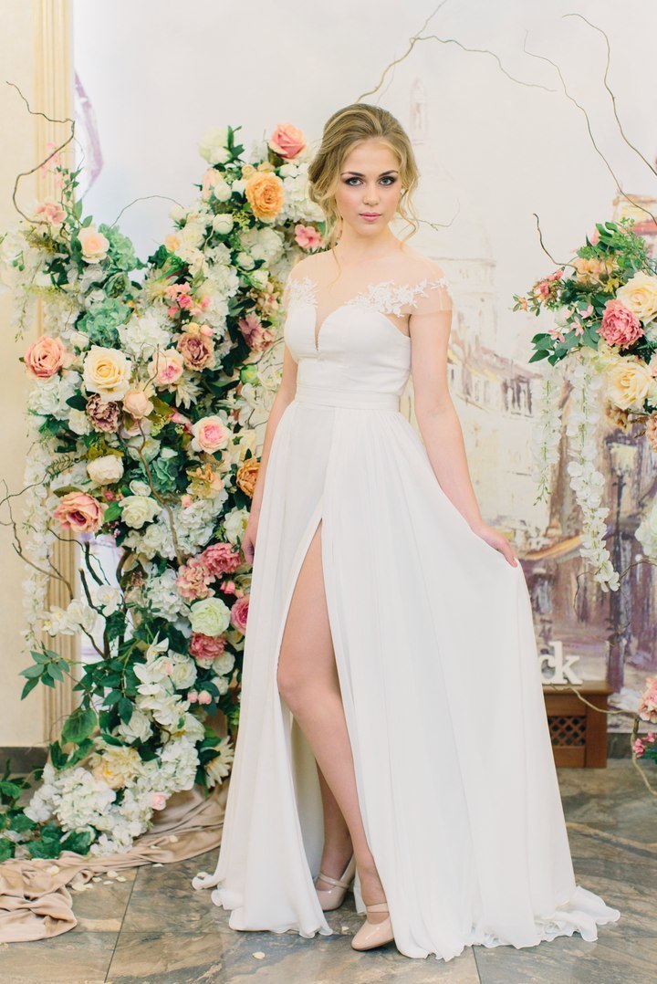 Воздушное платье из шифона, шелка и кружева, лиф со спущенными плечиками, юбка со шлейфом Платье Нимфея 28 000 руб