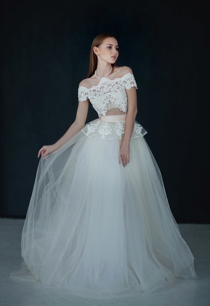 Воздушное платье-трансформер в молочном оттенке с пышной фатиновой юбкой, кружевным лифом со спущенными плечиками Платье Даниэлла 28 000 руб